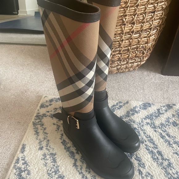 No longer fits my shoe size.  Wore 1-2 times at max.  Do not have the box. - Picture 7 of 9